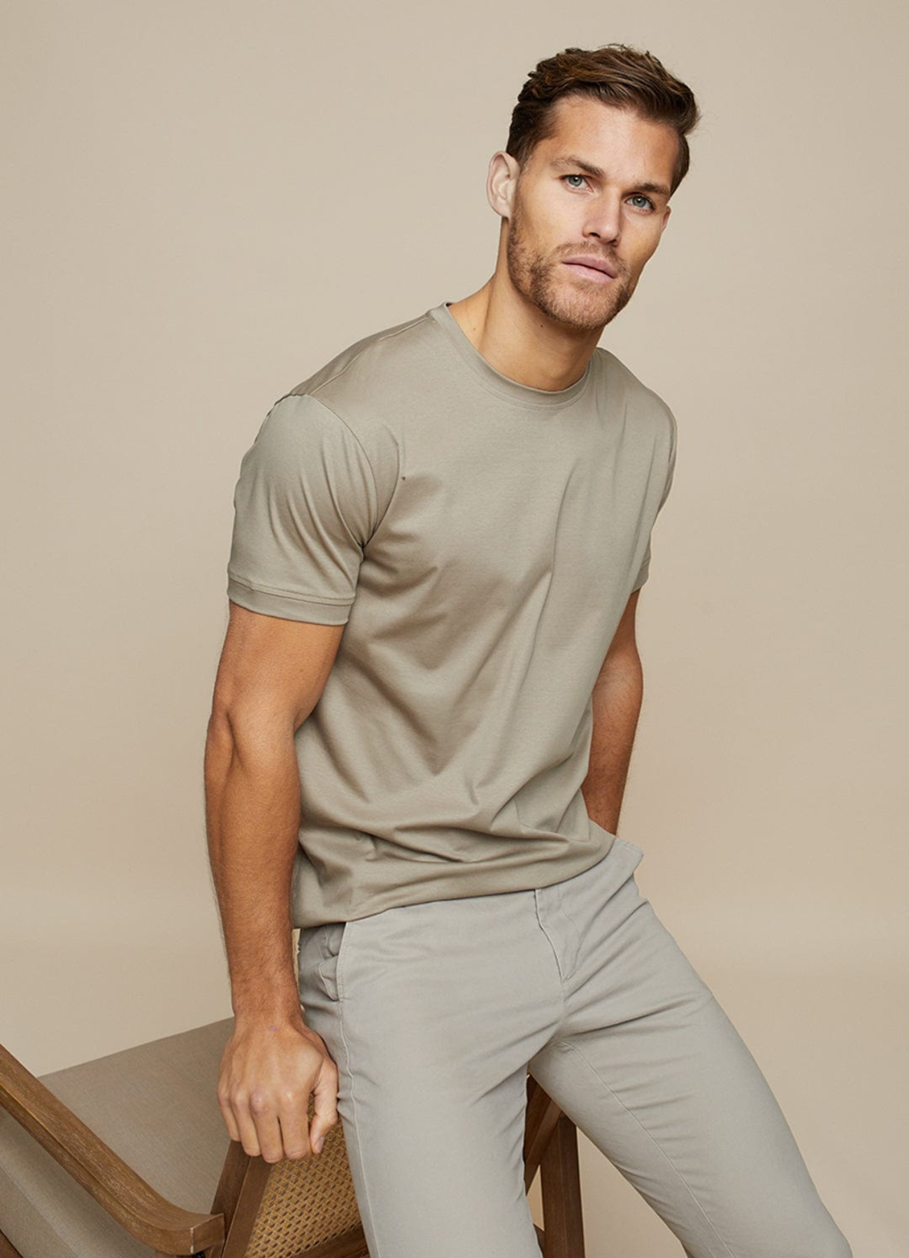 Men's t-shirt classic fit casual grey top - versatile everyday wear for all occasions