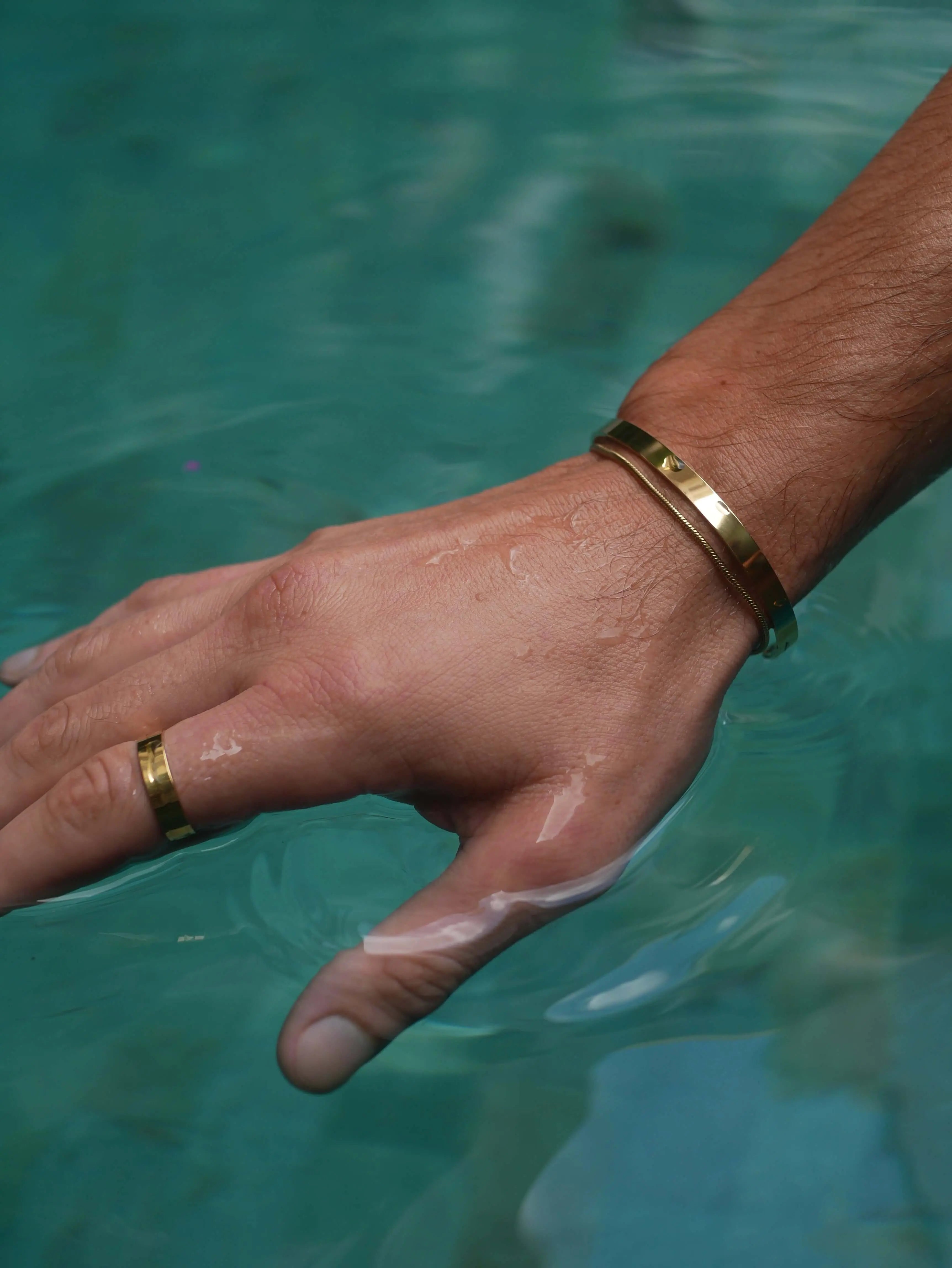 Elegant Stainless Steel Bangle – Gold-Colored modusmoda 3